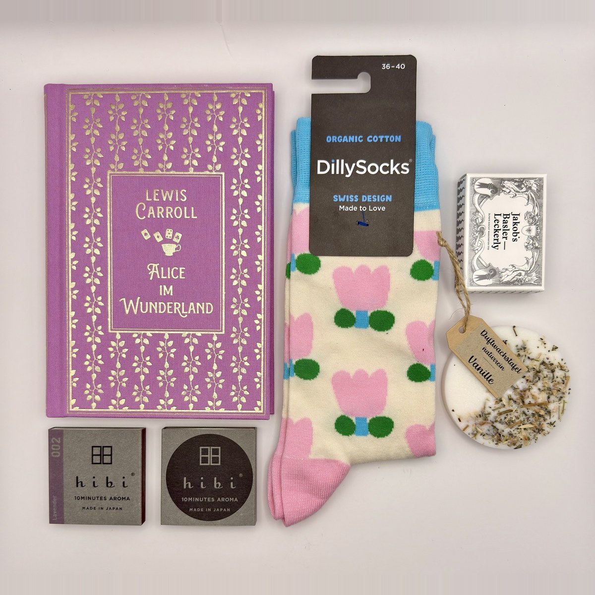 Buch, Socken, Leckerly, Duftwachs und Räucherstäbchen