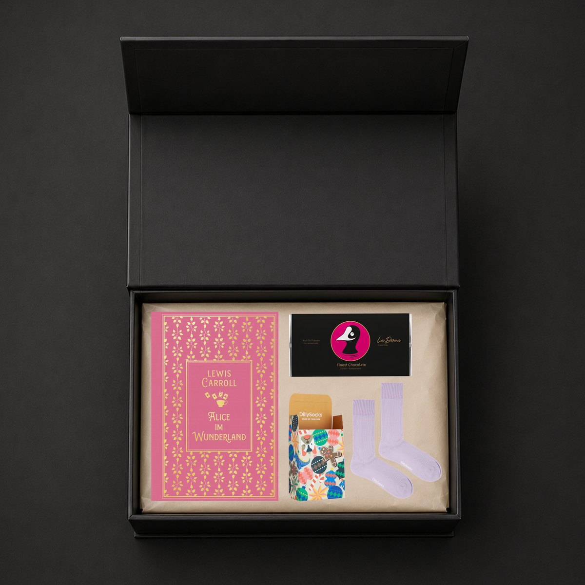 Offene schwarze Box mit Buch, Schokolade und Socken