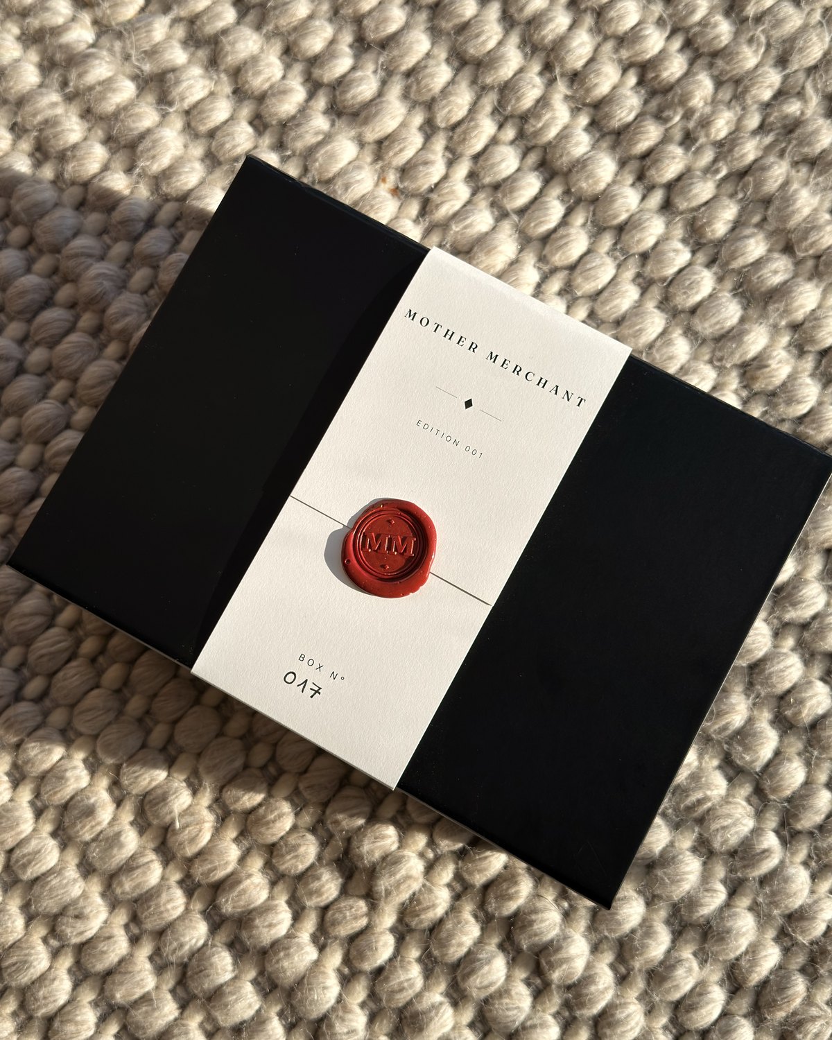 Versiegelte Box N° 017 von Mother Merchant im Morgenlicht